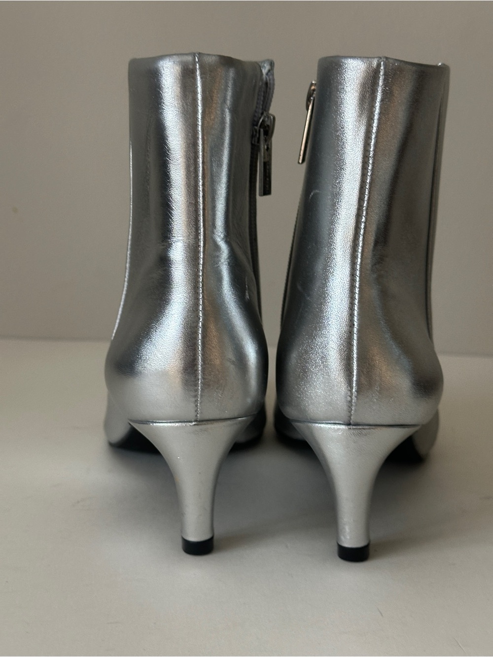 NEW Vince Camuto Quinley Silver Leather Pointed-Toe Women's Ankle Booties Sz 7.5 - Picture 4 of 12
